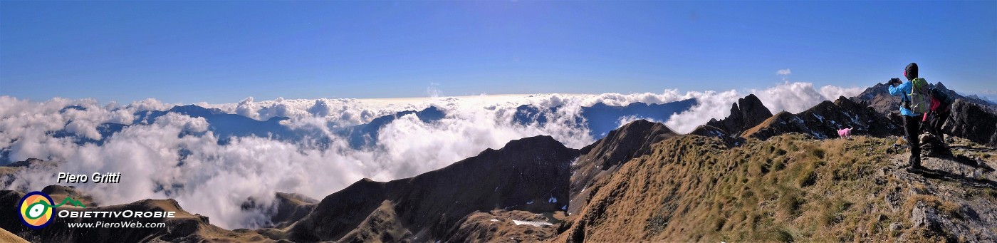 70 In vetta al Ponteranica sopra le nuvole...con vento !.jpg